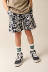 Zwart-witte jongensshort met surfprint van Tumble ’n Dry | Palm Cove Short van Tumble 'n Dry - verkrijgbaar bij Little Fashion Addict