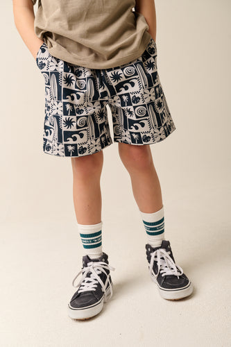 Zwart-witte jongensshort met surfprint van Tumble ’n Dry | Palm Cove Short van Tumble 'n Dry - verkrijgbaar bij Little Fashion Addict