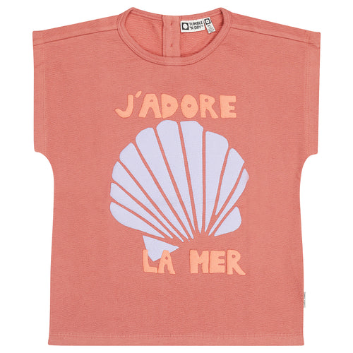 Oudroze meisjes T-shirt met schelpprint J’ADORE LA MER van Tumble 'n Dry | Pesca T-shirt Tumble 'n Dry - verkrijgbaar bij Little Fashion Addict
