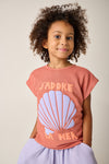 Oudroze meisjes T-shirt met schelpprint J’ADORE LA MER van Tumble 'n Dry | Pesca T-shirt Tumble 'n Dry - verkrijgbaar bij Little Fashion Addict