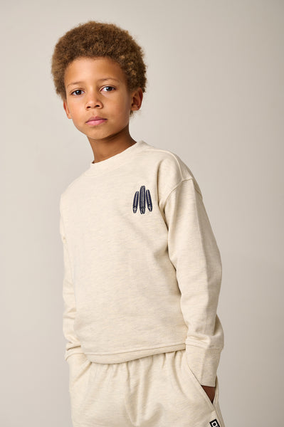 Gebroken witte jongenssweater met surfprint van Tumble ’n Dry | Seashore sweatshirt Off White Melange van Tumble 'n Dry - verkrijgbaar bij Little Fashion Addict