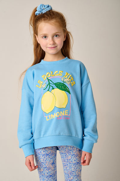 Lichtblauwe meisjes sweater met citroenprint van Tumble ’n Dry | Vital Sweater van Tumble 'n Dry - verkrijgbaar bij Little Fashion Addict