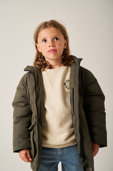 jongenstrui met skateboardprint van Tumble ’n Dry | Deck Sweater Off white Melange | Ontdek Tumble 'n Dry bij Little Fashion Addict
