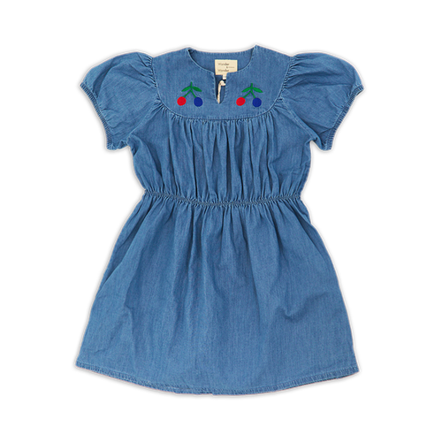 Denimblauw jurkje van Wander & Wonder met geborduurde kersen en pofmouwen voor meisjes. | Freya Dress Washed Indigo | Verkrijgbaar bij Little Fashion Addict