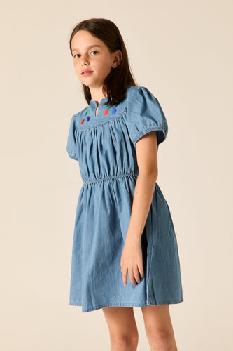 Denimblauw jurkje van Wander & Wonder met geborduurde kersen en pofmouwen voor meisjes. | Freya Dress Washed Indigo | Verkrijgbaar bij Little Fashion Addict