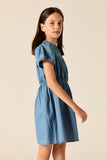 Denimblauw jurkje van Wander & Wonder met geborduurde kersen en pofmouwen voor meisjes. | Freya Dress Washed Indigo | Verkrijgbaar bij Little Fashion Addict