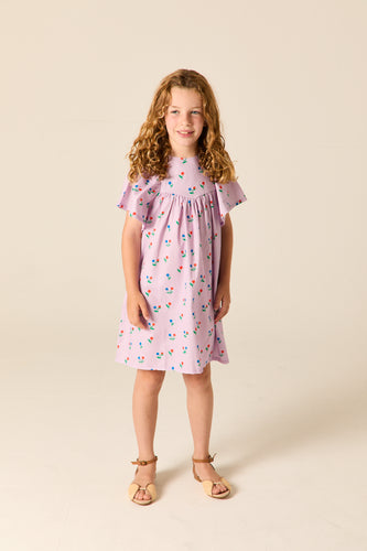 Lila jurkje van Wander & Wonder met bloemenprint en flutter mouwen voor meisjes. | Bryony Dress Lila disty | Verkrijgbaar bij Little Fashion Addict