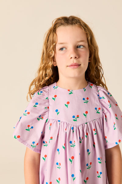 Lila jurkje van Wander & Wonder met bloemenprint en flutter mouwen voor meisjes. | Bryony Dress Lila disty | Verkrijgbaar bij Little Fashion Addict