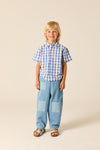 Jongenshemd van Wander & Wonder met blauw-witte ruitjesprint en korte mouwen. | Summer Shirt Wisteria Gingham | Verkrijgbaar bij Little Fashion Addict
