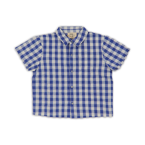 Jongenshemd van Wander & Wonder met blauw-witte ruitjesprint en korte mouwen. | Summer Shirt Wisteria Gingham | Verkrijgbaar bij Little Fashion Addict