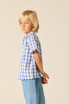 Jongenshemd van Wander & Wonder met blauw-witte ruitjesprint en korte mouwen. | Summer Shirt Wisteria Gingham | Verkrijgbaar bij Little Fashion Addict