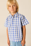 Jongenshemd van Wander & Wonder met blauw-witte ruitjesprint en korte mouwen. | Summer Shirt Wisteria Gingham | Verkrijgbaar bij Little Fashion Addict