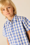 Jongenshemd van Wander & Wonder met blauw-witte ruitjesprint en korte mouwen. | Summer Shirt Wisteria Gingham | Verkrijgbaar bij Little Fashion Addict