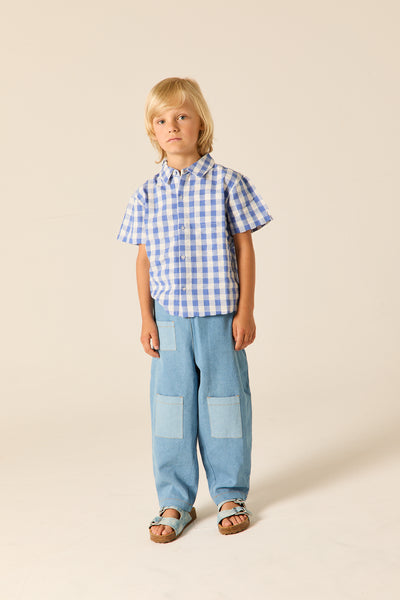 Lichtblauwe denim broek voor jongens en meisjes van Wander & Wonder met patchwork zakken. | Denim Patchwork Jeans Washed Denim | Verkrijgbaar bij Little Fashion Addict
