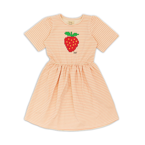 Meisjesjurk van Wander & Wonder met blushkleurige strepen en grote aardbeienprint op de borst. | Ontdek Wander & Wonder bij Little Fashion Addict