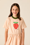 Meisjesjurk van Wander & Wonder met blushkleurige strepen en grote aardbeienprint op de borst. | Ontdek Wander & Wonder bij Little Fashion Addict