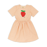 Meisjesjurk van Wander & Wonder met blushkleurige strepen en grote aardbeienprint op de borst. | Ontdek Wander & Wonder bij Little Fashion Addict