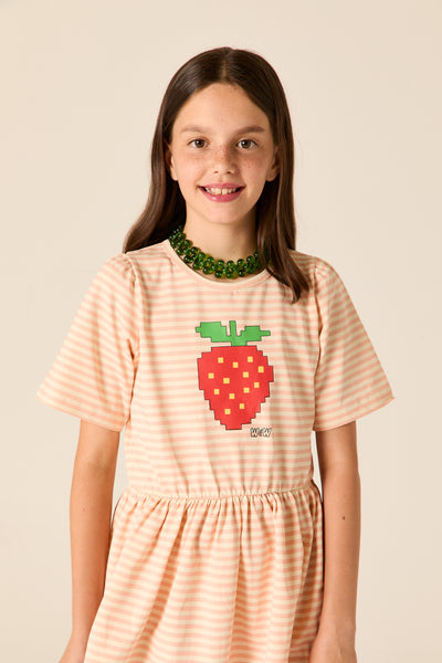 Meisjesjurk van Wander & Wonder met blushkleurige strepen en grote aardbeienprint op de borst. | Ontdek Wander & Wonder bij Little Fashion Addict