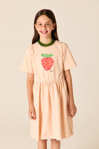 Meisjesjurk van Wander & Wonder met blushkleurige strepen en grote aardbeienprint op de borst. | Ontdek Wander & Wonder bij Little Fashion Addict