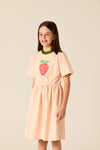 Meisjesjurk van Wander & Wonder met blushkleurige strepen en grote aardbeienprint op de borst. | Ontdek Wander & Wonder bij Little Fashion Addict