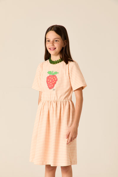 Meisjesjurk van Wander & Wonder met blushkleurige strepen en grote aardbeienprint op de borst. | Ontdek Wander & Wonder bij Little Fashion Addict