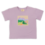Lila T-shirt voor meisjes van Wander & Wonder met kleurrijke landschapsprint. | Ontdek Wander & Wonder bij Little Fashion Addict