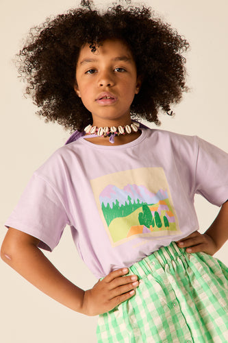 Lila T-shirt voor meisjes van Wander & Wonder met kleurrijke landschapsprint. | Ontdek Wander & Wonder bij Little Fashion Addict