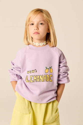 Lila sweater voor jongens en meisjes van Wander & Wonder met W&W's Lemonade-print en citroenen op de voorkant. | Ontdek Wander & Wonder bij Little Fashion Addict