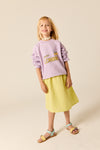 Lila sweater voor jongens en meisjes van Wander & Wonder met W&W's Lemonade-print en citroenen op de voorkant. | Ontdek Wander & Wonder bij Little Fashion Addict