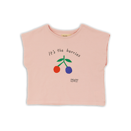 Roze crop top voor meisjes van Wander & Wonder met kleurrijke kersenprint op de voorkant. | Ontdek Wander & Wonder bij Little Fashion Addict