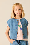 Roze crop top voor meisjes van Wander & Wonder met kleurrijke kersenprint op de voorkant. | Ontdek Wander & Wonder bij Little Fashion Addict