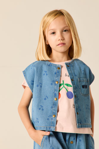 Roze crop top voor meisjes van Wander & Wonder met kleurrijke kersenprint op de voorkant. | Ontdek Wander & Wonder bij Little Fashion Addict