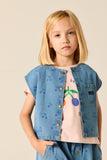 Roze crop top voor meisjes van Wander & Wonder met kleurrijke kersenprint op de voorkant. | Ontdek Wander & Wonder bij Little Fashion Addict