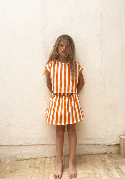 We Are Kids rok Oda Orange Stripes – Vrolijke rok voor meisjes in oranje en witte strepen, gemaakt van biologisch katoen | Verkrijgbaar bij Little Fashion Addict