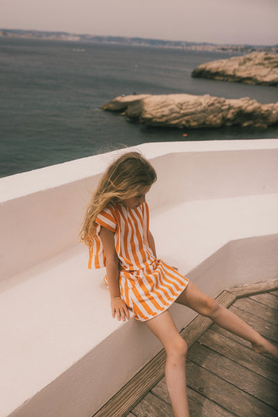 We Are Kids rok Oda Orange Stripes – Vrolijke rok voor meisjes in oranje en witte strepen, gemaakt van biologisch katoen | Verkrijgbaar bij Little Fashion Addict