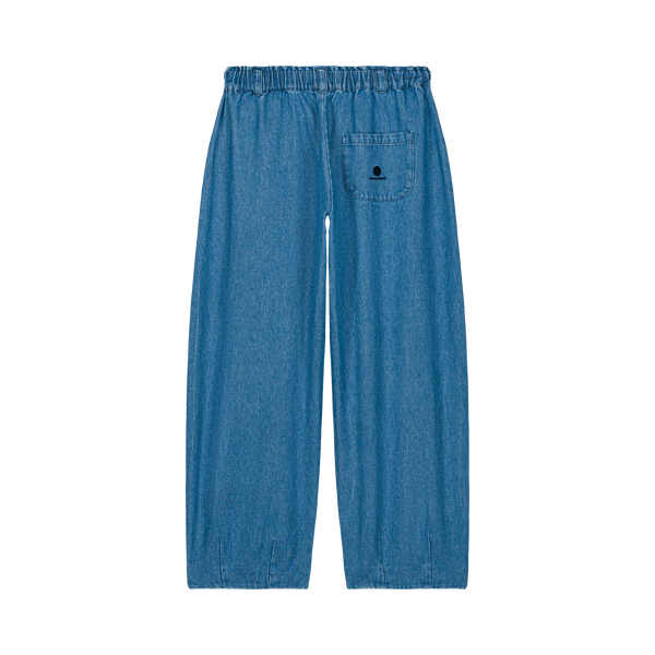 We Are Kids Elia denim broek blauw – wijde kinderbroek in denim met elastische tailleband, zijzakken en geborduurd logo op de achterzak | Ontdek We Are Kids bij Little Fashion Addict