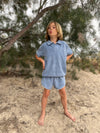 We Are Kids Polo Leonard Stormy Sky – Polo voor jongens in grijsblauw, gemaakt van biologisch katoen met sportieve kraag | Verkrijgbaar bij Little Fashion Addict