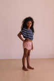 Short Juju Blush | Lichtroze short in badstof voor meisjes met contrasterende boord van We Are Kids | Little Fashion Addict