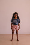Short Juju Blush | Lichtroze short in badstof voor meisjes met contrasterende boord van We Are Kids | Little Fashion Addict