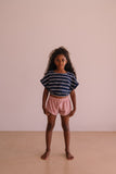 Short Juju Blush | Lichtroze short in badstof voor meisjes met contrasterende boord van We Are Kids | Little Fashion Addict
