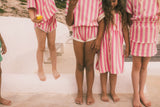 we are kids short juju bubble gum – vrolijke korte broek voor meisjes in bubble gum kleur, gemaakt van biologisch katoen | Verkrijgbaar bij Little Fashion Addict