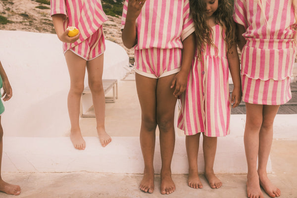 we are kids short juju bubble gum – vrolijke korte broek voor meisjes in bubble gum kleur, gemaakt van biologisch katoen | Verkrijgbaar bij Little Fashion Addict