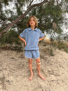 We Are Kids Juju Stormy Sky Short – Unisex short in grijsblauw met witte bies voor jongens en meisjes, gemaakt van biologisch katoen | Verkrijgbaar bij Little Fashion Addict