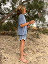 We Are Kids Juju Stormy Sky Short – Unisex short in grijsblauw met witte bies voor jongens en meisjes, gemaakt van biologisch katoen | Verkrijgbaar bij Little Fashion Addict