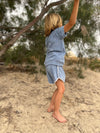 We Are Kids Juju Stormy Sky Short – Unisex short in grijsblauw met witte bies voor jongens en meisjes, gemaakt van biologisch katoen | Verkrijgbaar bij Little Fashion Addict