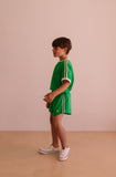 Sportieve jongensshort Paul Vibrant Green van We Are Kids - Verkrijgbaar bij Little Fashion Addict.