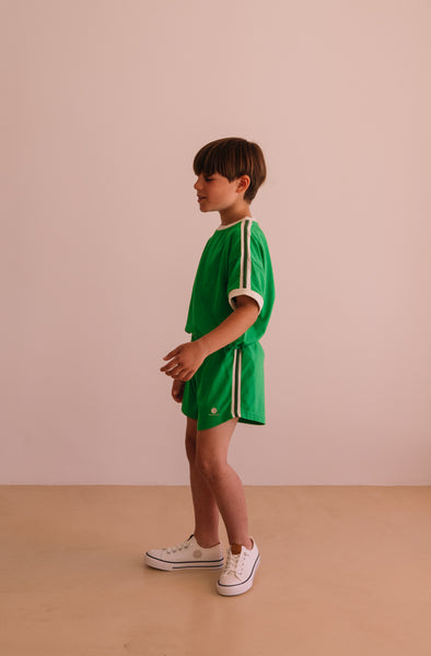 Sportieve jongensshort Paul Vibrant Green van We Are Kids - Verkrijgbaar bij Little Fashion Addict.
