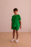 Sportieve jongensshort Paul Vibrant Green van We Are Kids - Verkrijgbaar bij Little Fashion Addict.