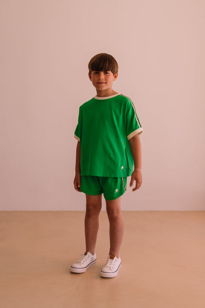 Sportieve jongensshort Paul Vibrant Green van We Are Kids - Verkrijgbaar bij Little Fashion Addict.