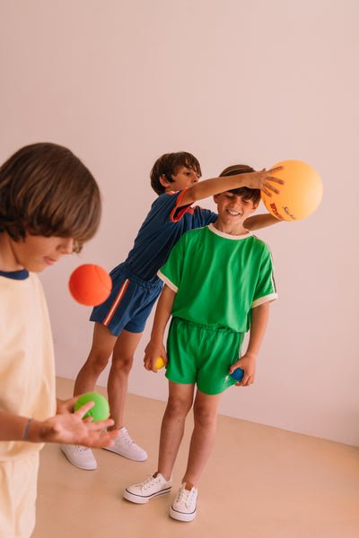 Sportieve jongensshort Paul Vibrant Green van We Are Kids - Verkrijgbaar bij Little Fashion Addict.